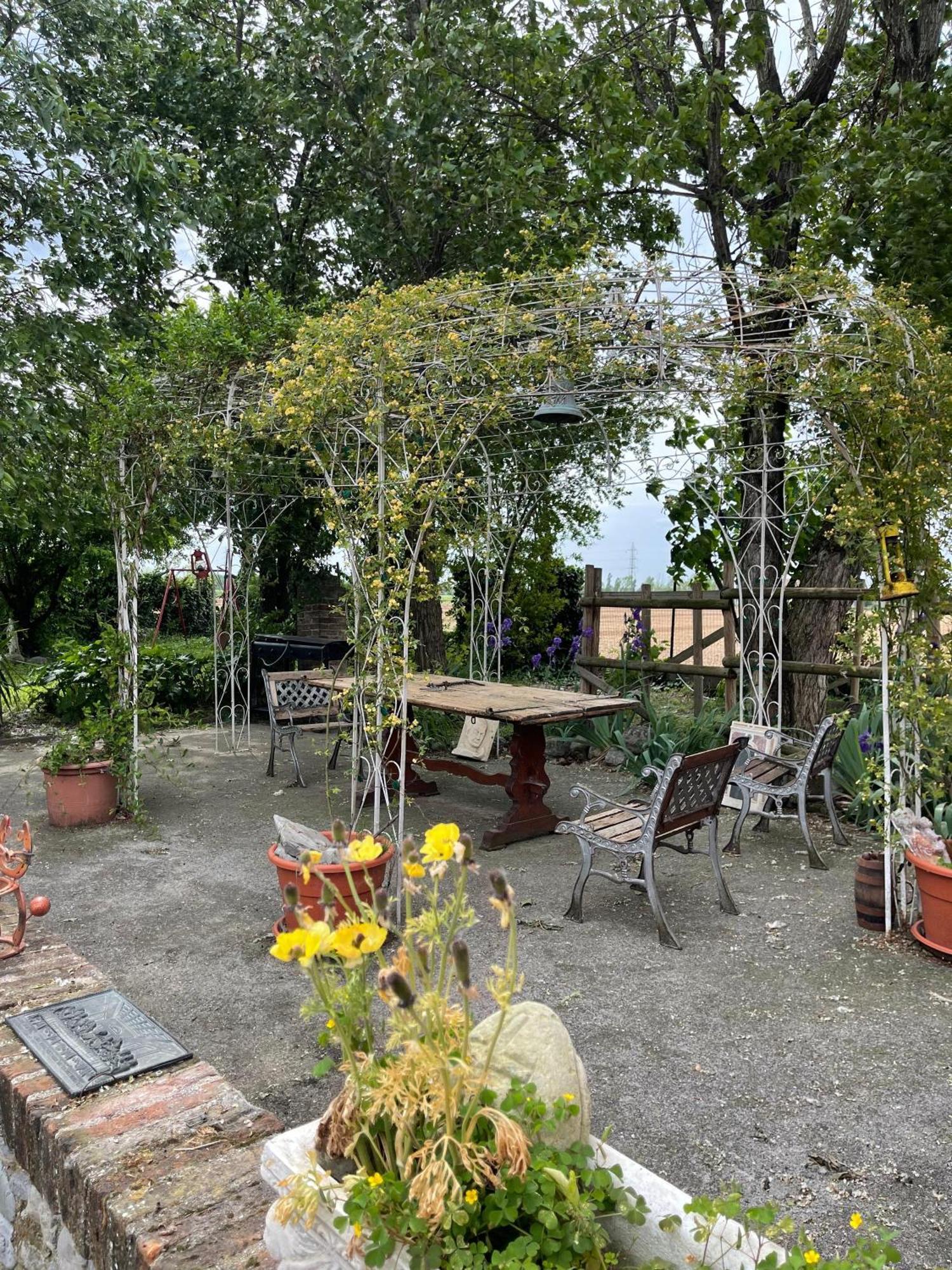 B&B La Cascina Di Alice คาสติญโญเน เดลเล สติเวียเร ภายนอก รูปภาพ